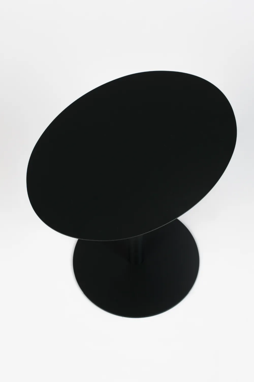 Oval Black End Table | Zuiver Snow